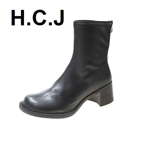 Lapos talpú női csizma két színben