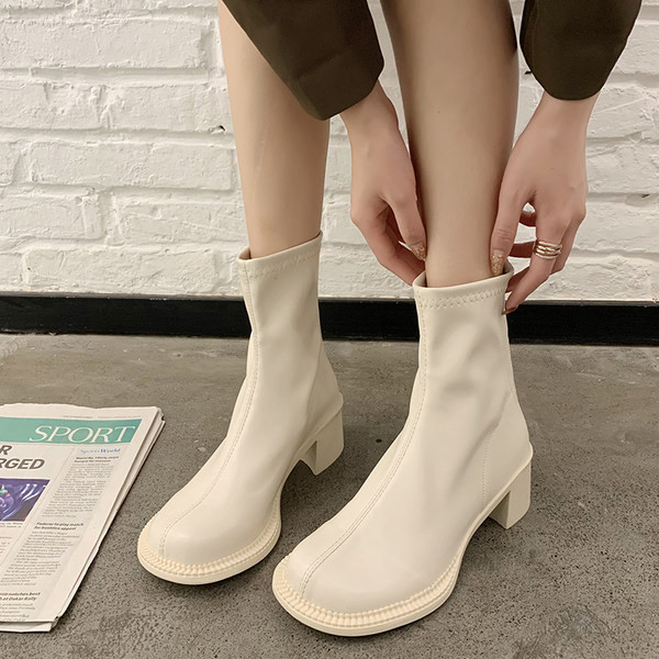 Lapos talpú női csizma két színben