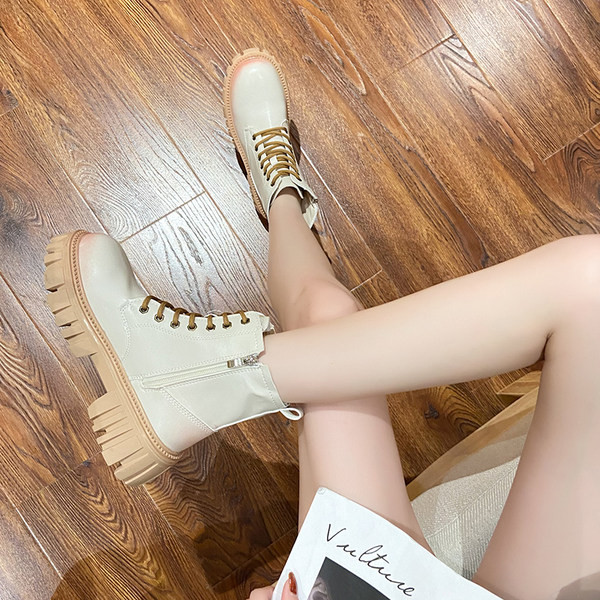 Ženske čizme s grubim potplatom i vezicama