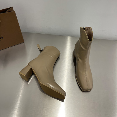 Női csizma új modell műbőrből, 6 cm magassággal