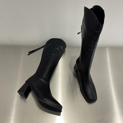 Női csizma új modell műbőrből, 6 cm magassággal