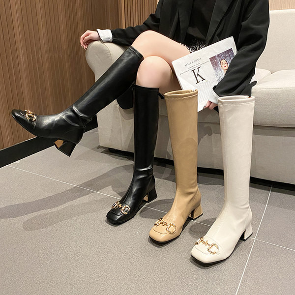 Öko bőrből készült modern női csizma csattal és sarokkal