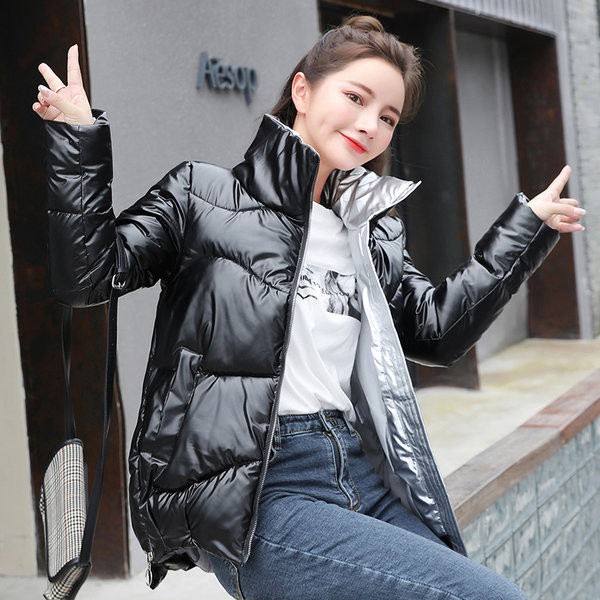 Lühike tõmbluku ja kõrge kraega talvejope