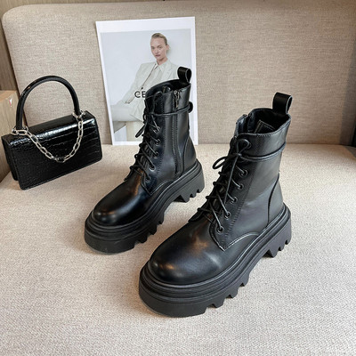 Alkalmi női csizma durva talppal, fekete színben