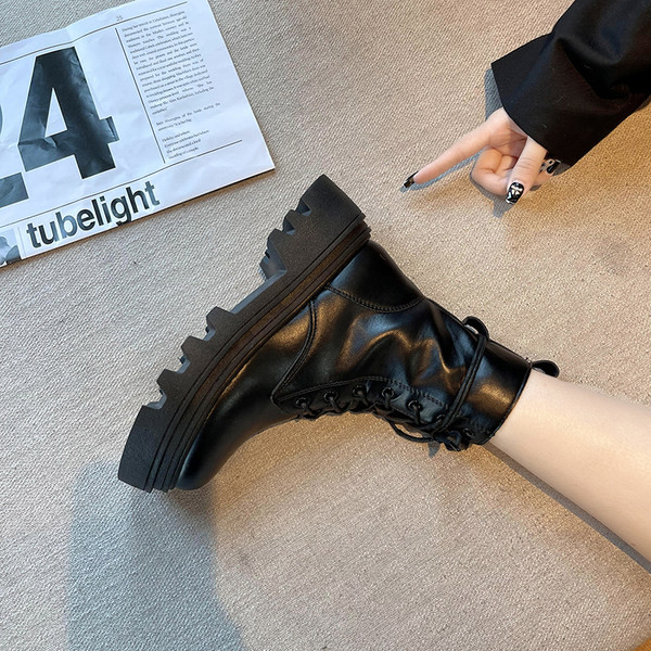 Alkalmi női csizma durva talppal, fekete színben