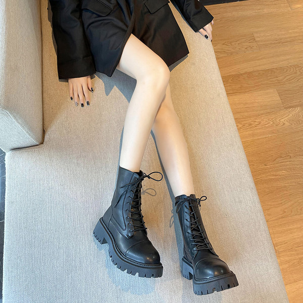 Új, durva talpú női csizma modell - retro stílusú