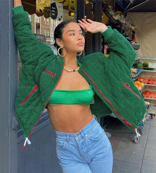 Zöld színű női kabát cipzárral és zsebekkel