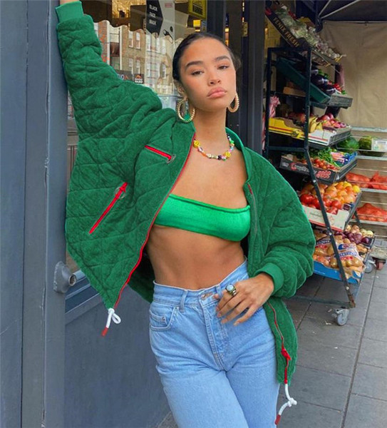 Zöld színű női kabát cipzárral és zsebekkel