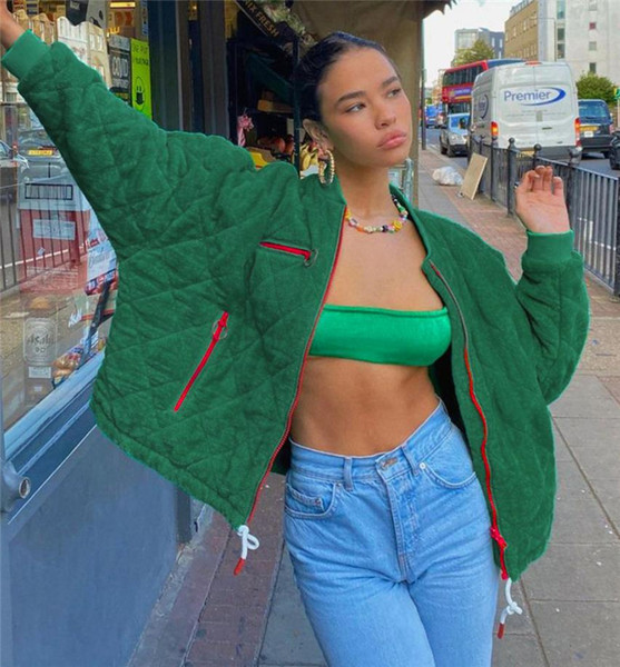 Zöld színű női kabát cipzárral és zsebekkel