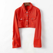 Rövid farmerdzseki piros gombokkal