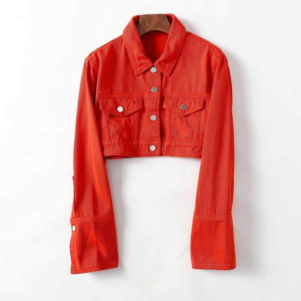 Rövid farmerdzseki piros gombokkal