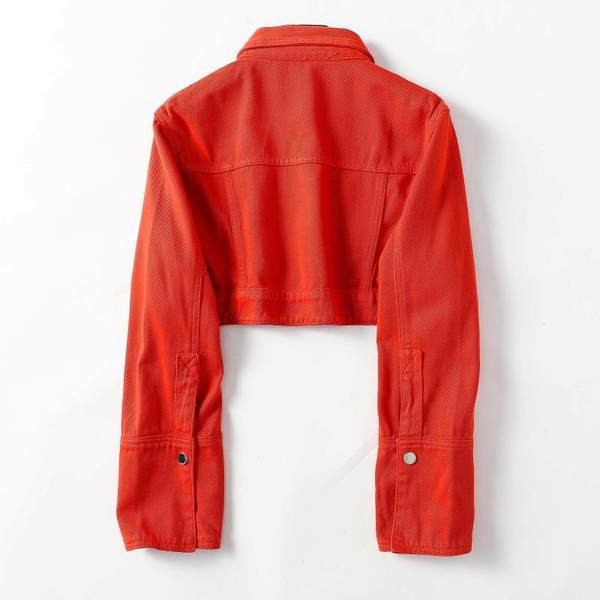 Rövid farmerdzseki piros gombokkal