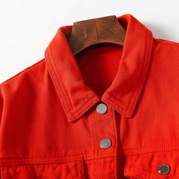 Rövid farmerdzseki piros gombokkal