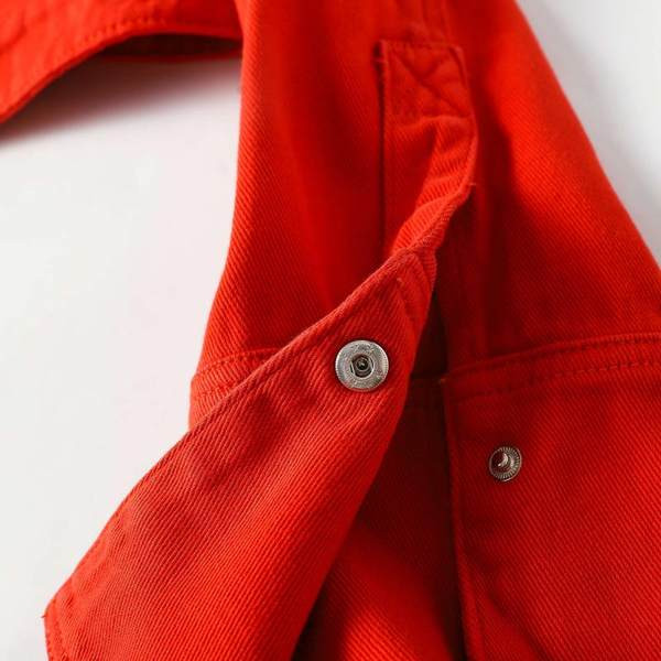 Rövid farmerdzseki piros gombokkal