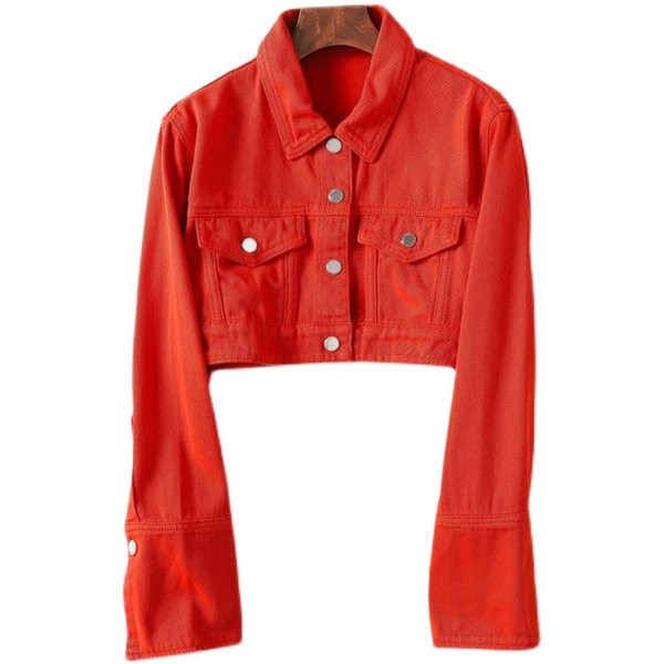 Rövid farmerdzseki piros gombokkal