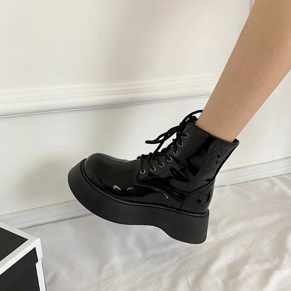 Női lakkcsizma fűzős - fekete színben