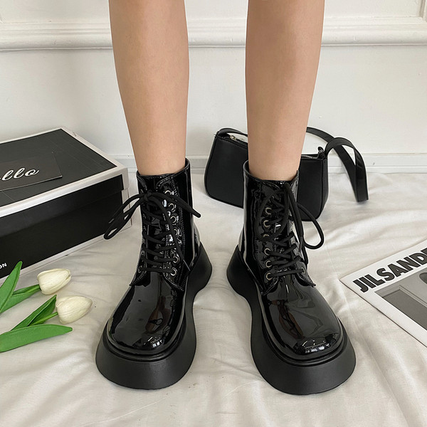 Női lakkcsizma fűzős - fekete színben