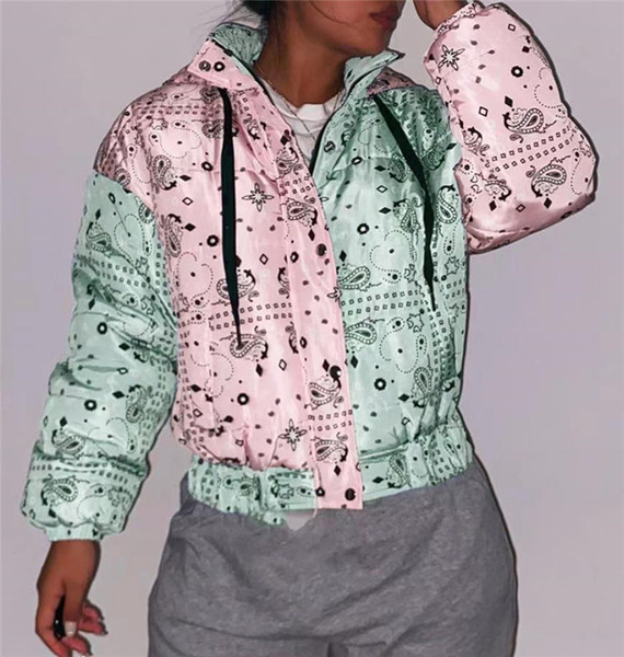 Női téli rövid kabát cipzárral, színes mintával