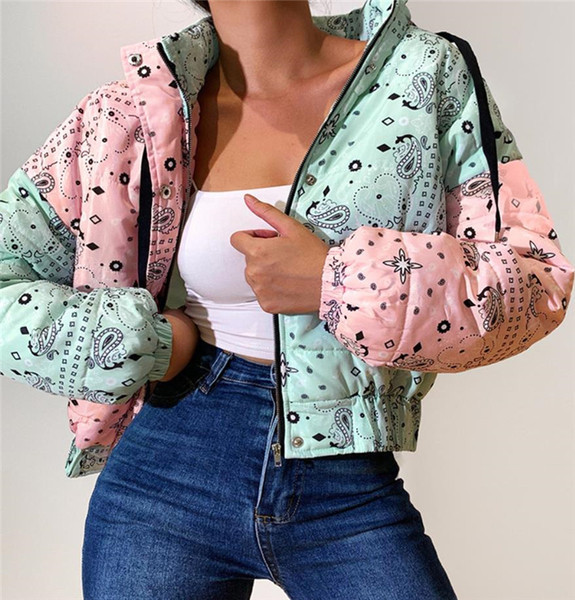 Női téli rövid kabát cipzárral, színes mintával