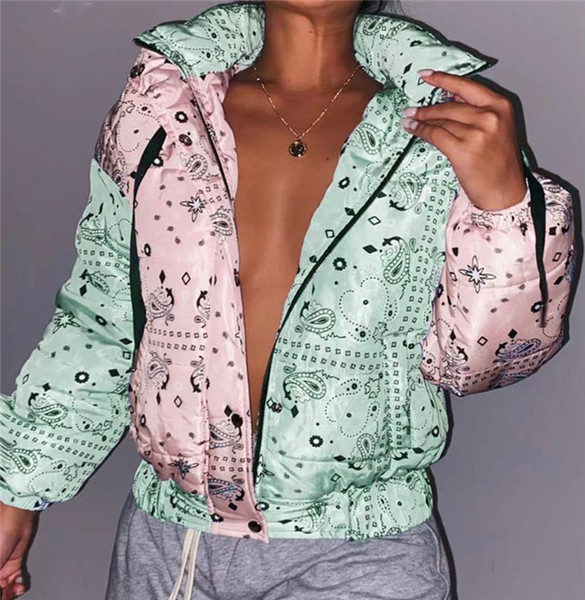 Női téli rövid kabát cipzárral, színes mintával