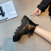 Női alkalmi csizma új modellje durva talppal, fekete színben