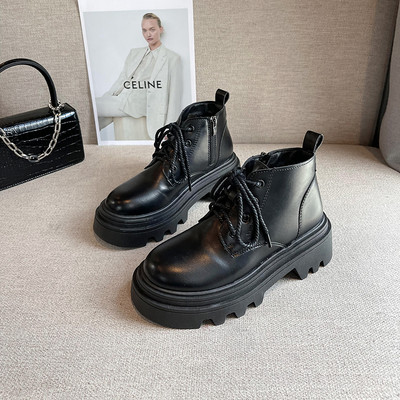 Női alkalmi csizma új modellje durva talppal, fekete színben