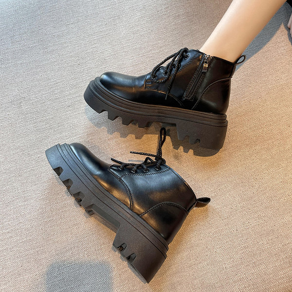 Női alkalmi csizma új modellje durva talppal, fekete színben