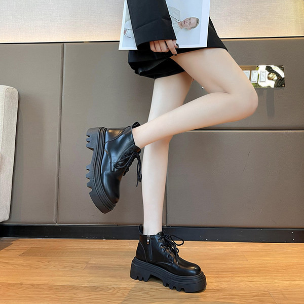 Női alkalmi csizma új modellje durva talppal, fekete színben