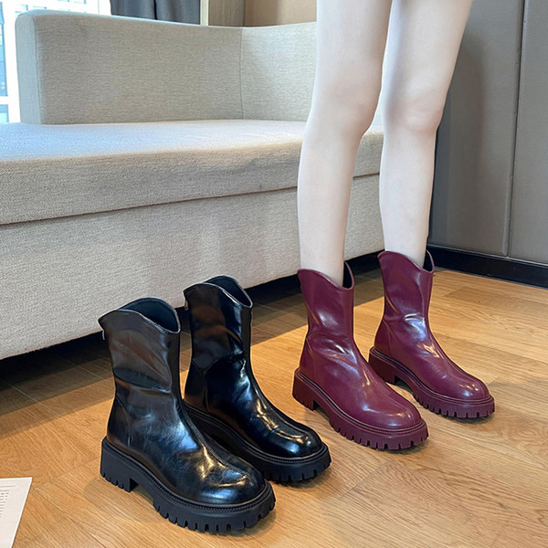 Moodsad krobelise tallaga saapad naistele