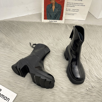 Új, vastag sarkú bőrcsizma modell, két színben nőknek