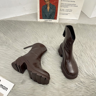 Új, vastag sarkú bőrcsizma modell, két színben nőknek