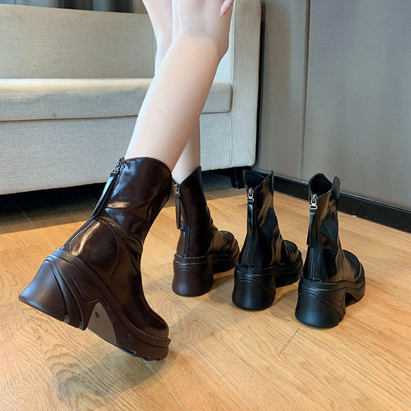 Új, vastag sarkú bőrcsizma modell, két színben nőknek