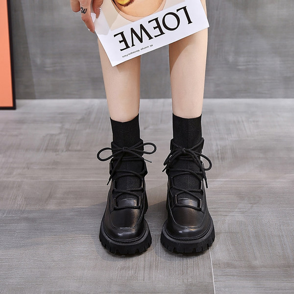 Naiste vabaaja saapad paeltega - musta värvi