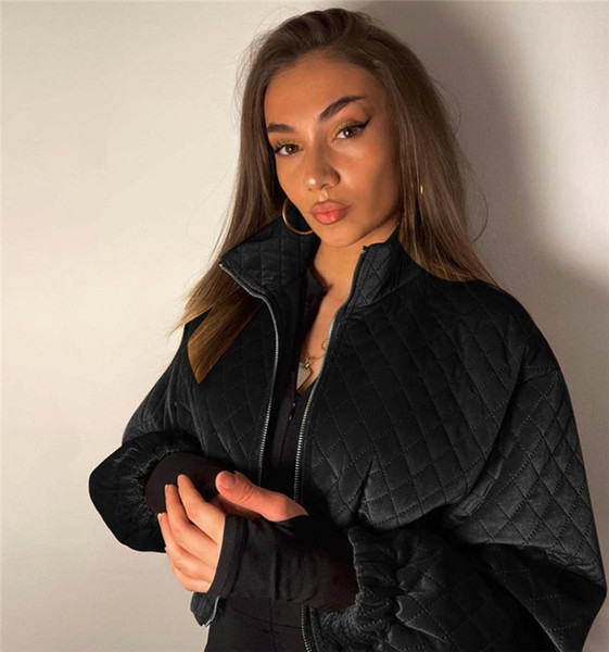 Női téli kabát magas gallérral és cipzárral