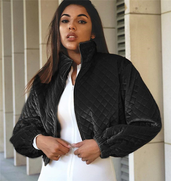 Női téli kabát magas gallérral és cipzárral