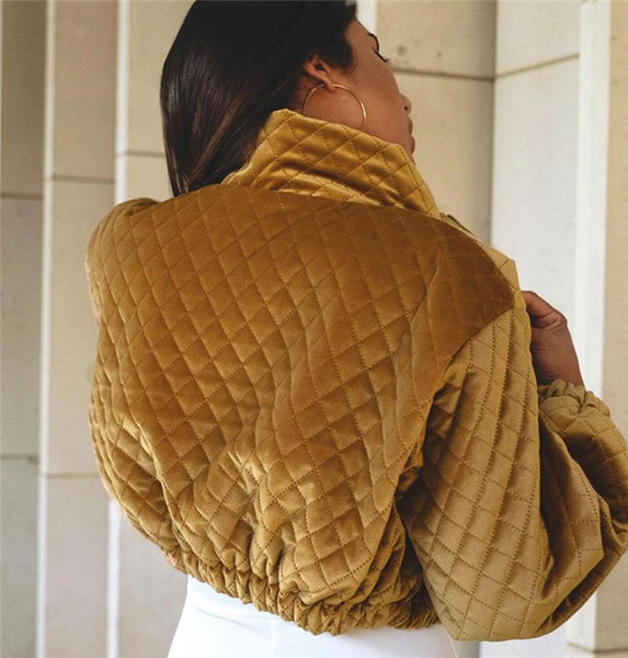 Női téli kabát magas gallérral és cipzárral