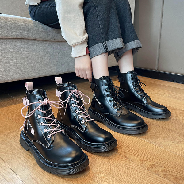 Műbőrből készült, fűzős női bőrcsizma új modellje