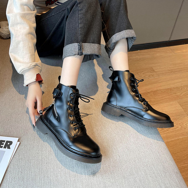 Műbőrből készült, fűzős női bőrcsizma új modellje