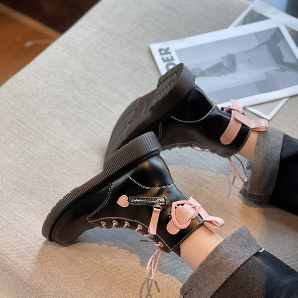 Műbőrből készült, fűzős női bőrcsizma új modellje