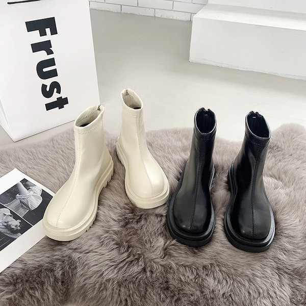 Ženske čiste čizme u dvije boje