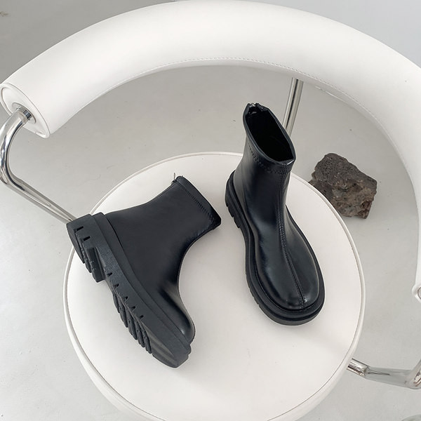 Ženske čiste čizme u dvije boje