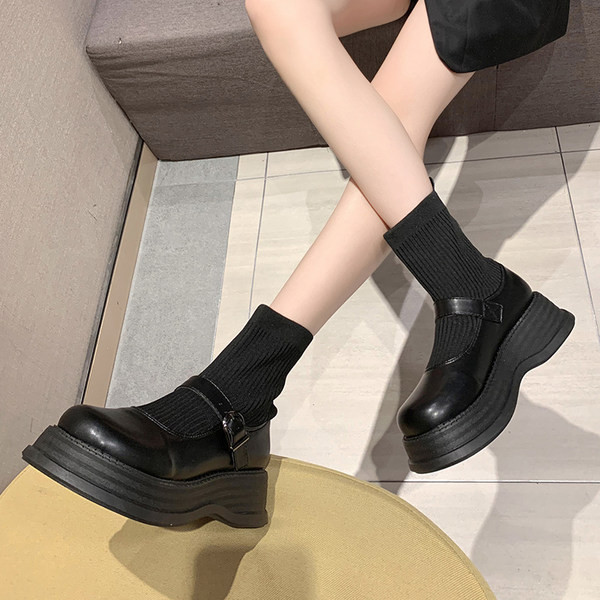 Ženske ležerne čizme u crnoj boji sa kopčom