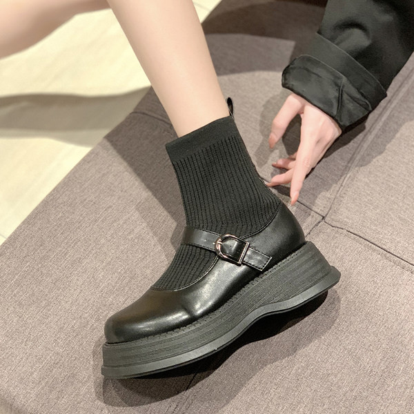 Ženske ležerne čizme u crnoj boji sa kopčom