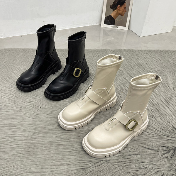 Női csizma új modellje csattal és durva talppal