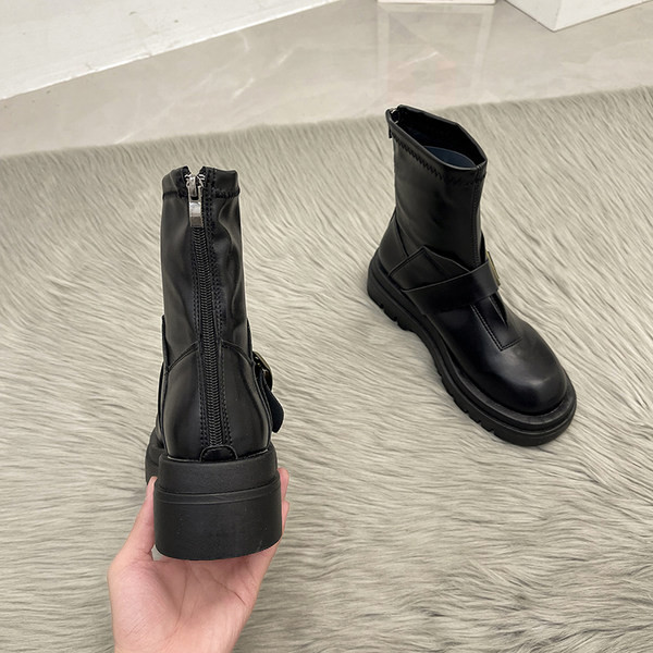 Női csizma új modellje csattal és durva talppal