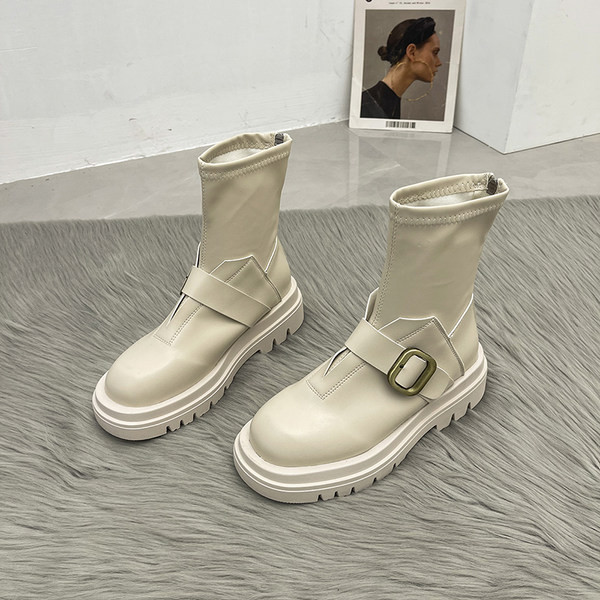 Női csizma új modellje csattal és durva talppal