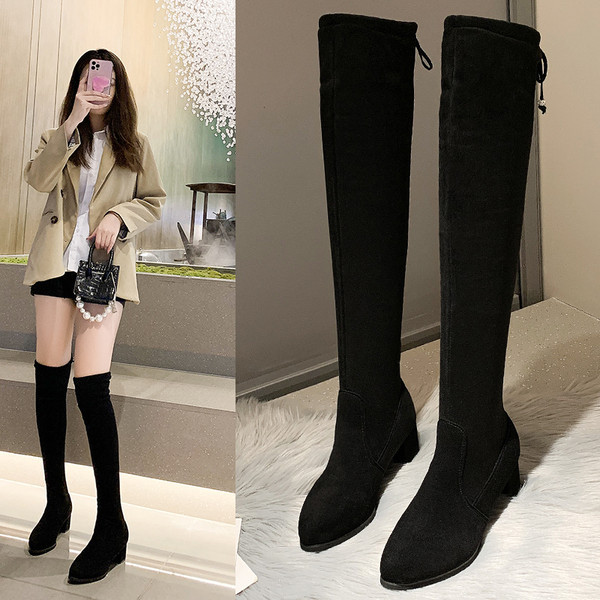 Naiste musta värvi paeltega seemisnahast saapad