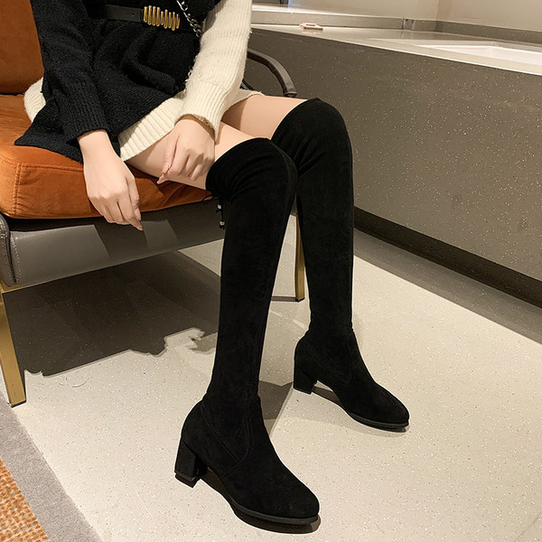 Naiste musta värvi paeltega seemisnahast saapad