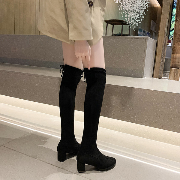 Naiste musta värvi paeltega seemisnahast saapad