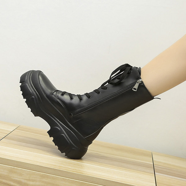 Alkalmi bőrcsizma cipzárral és durva talppal